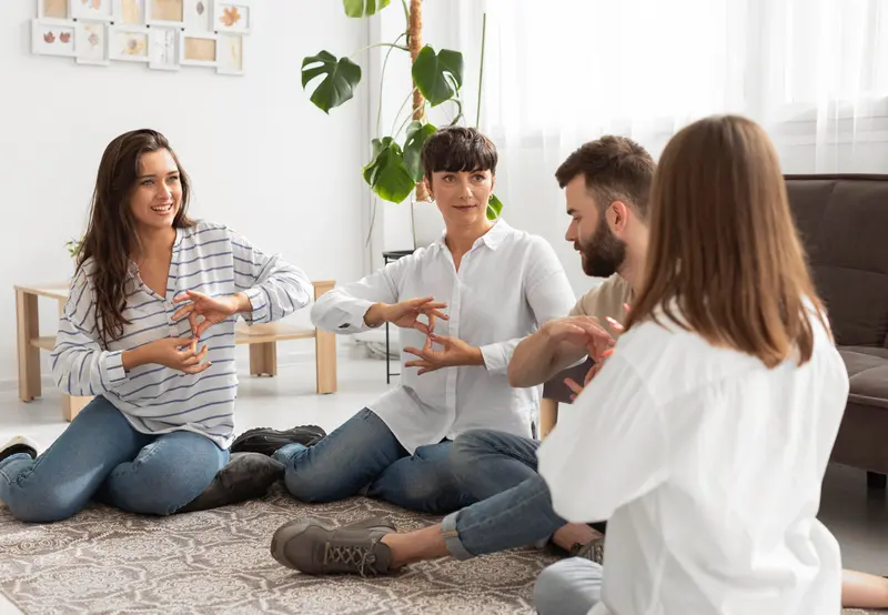 Familia participando en una sesión de apoyo o terapia familiar
