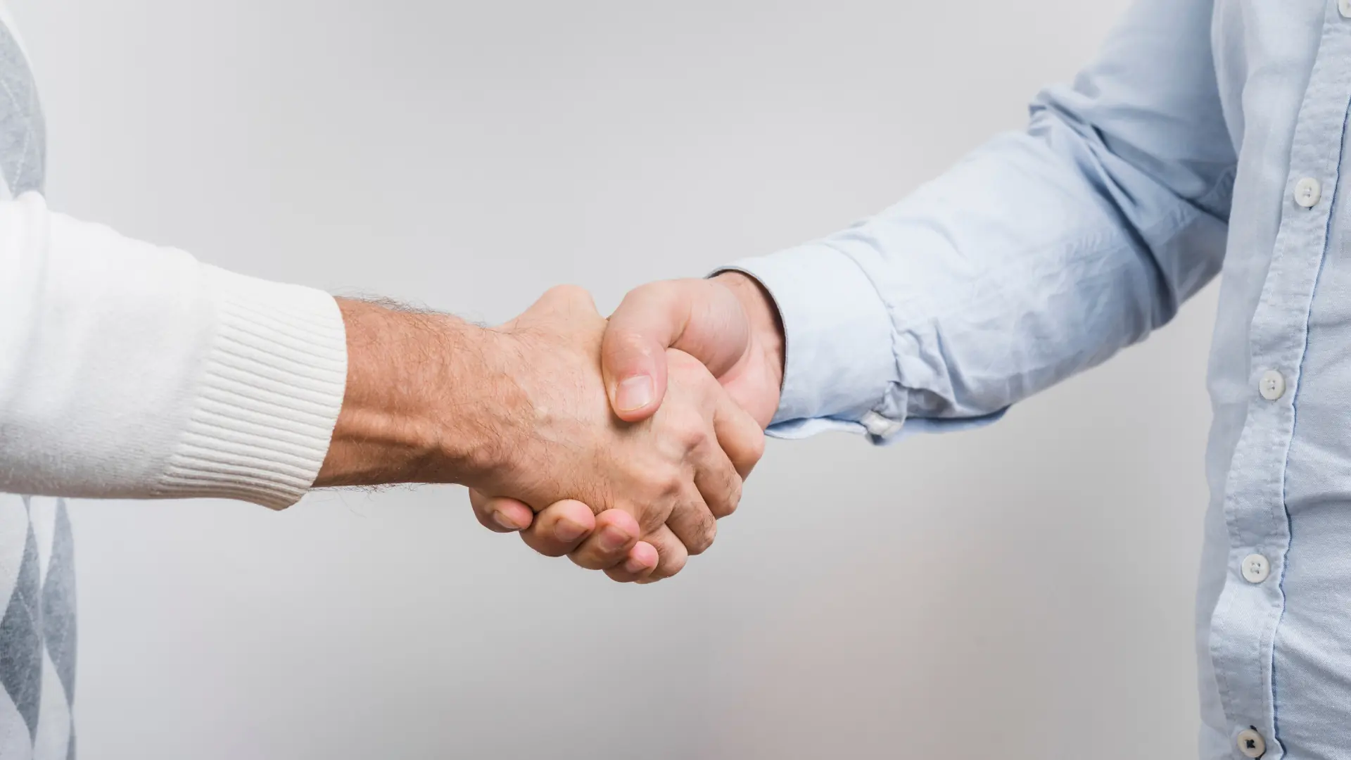 Dos manos entrelazadas en señal de apoyo y confianza